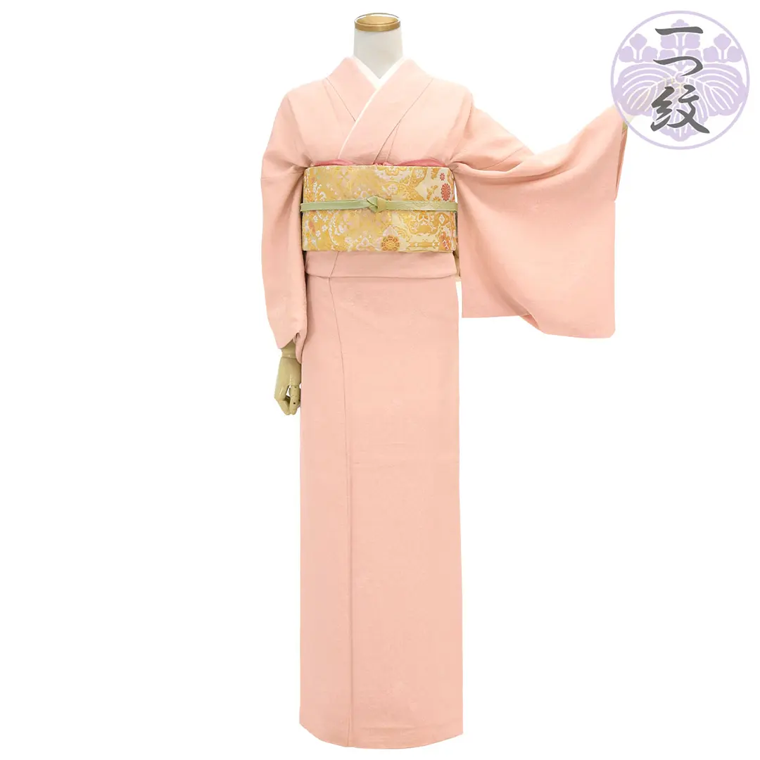 桃花色の色無地（一つ紋）／正面