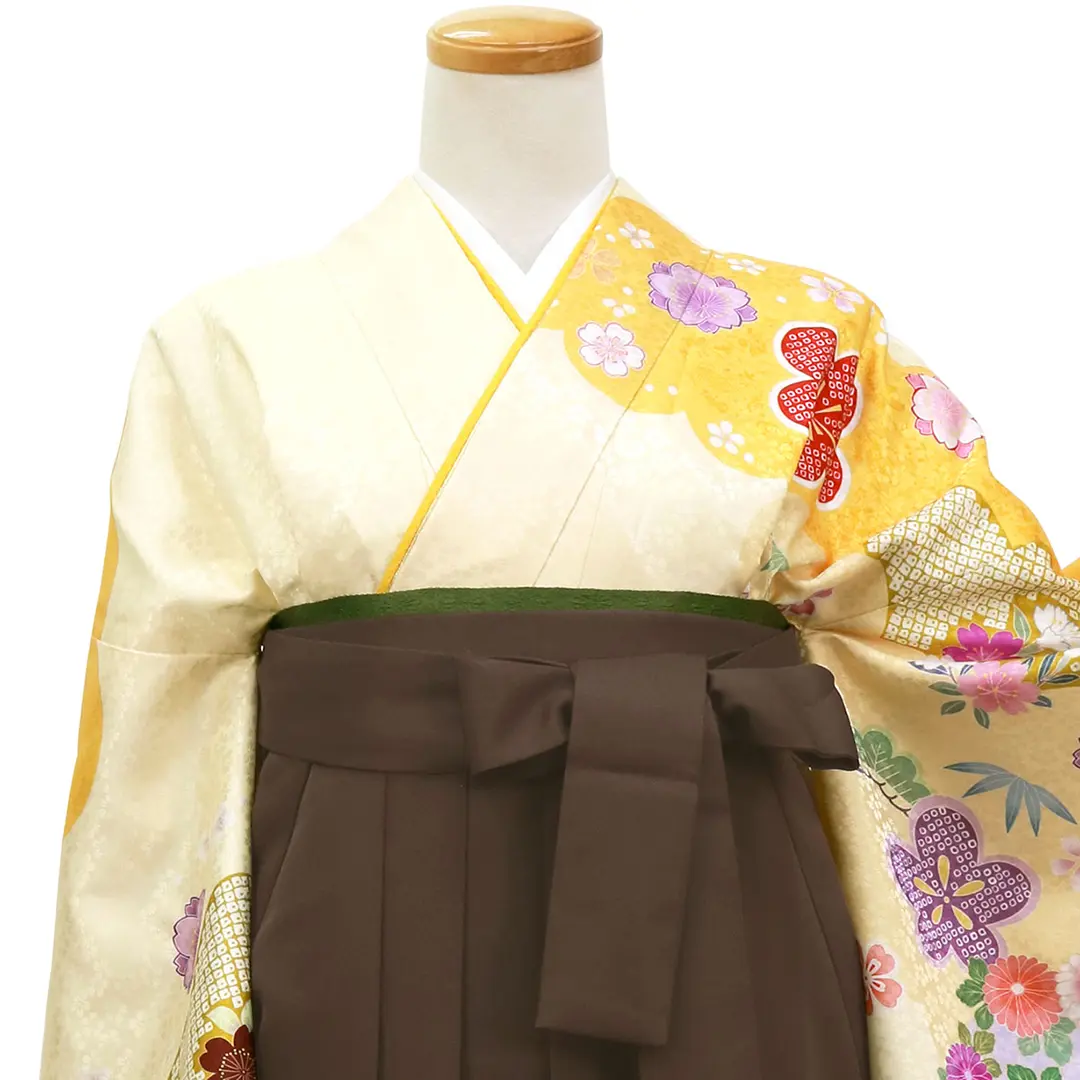 黄色地に花尽くし・茶色袴（無地）（二尺袖）／卒業式／正面詳細