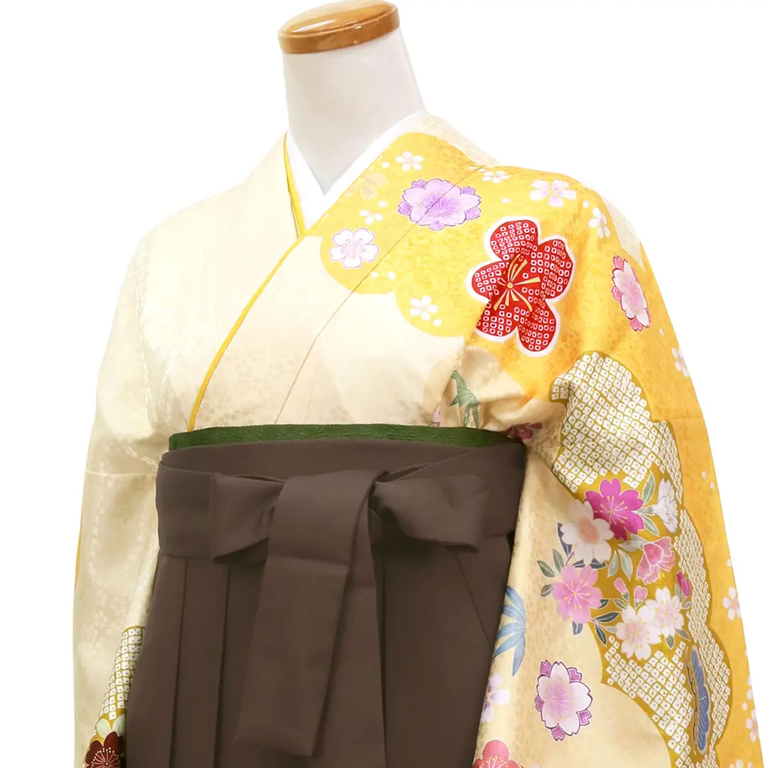 黄色地に花尽くし・茶色袴（無地）（二尺袖）／卒業式／斜め詳細