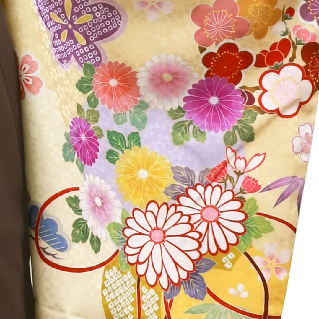 黄色地に花尽くし・茶色袴（無地）（二尺袖）／卒業式／柄詳細