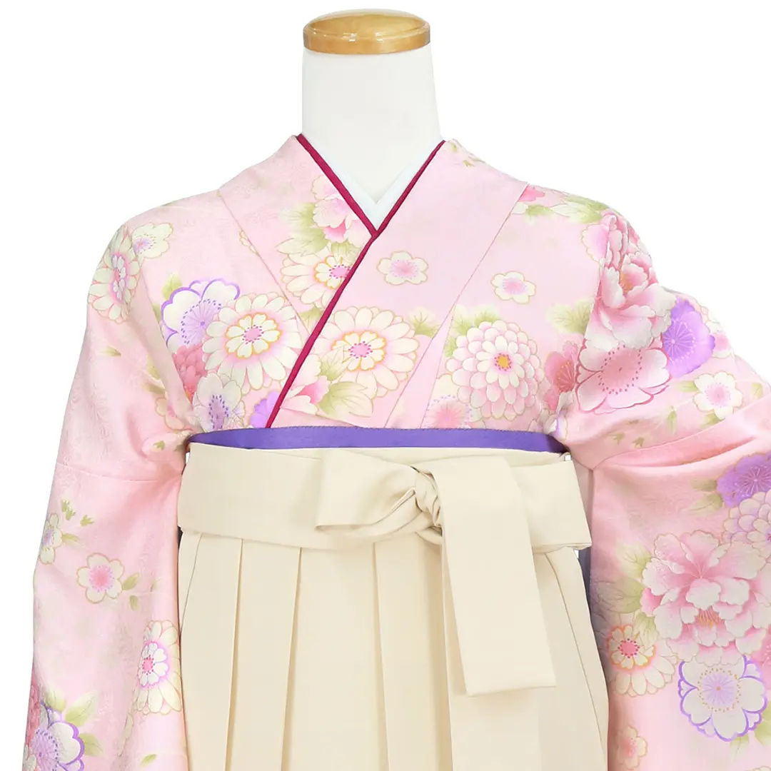 ピンク地に桜と牡丹・アイボリー袴（無地） （二尺袖）／卒業式／正面詳細