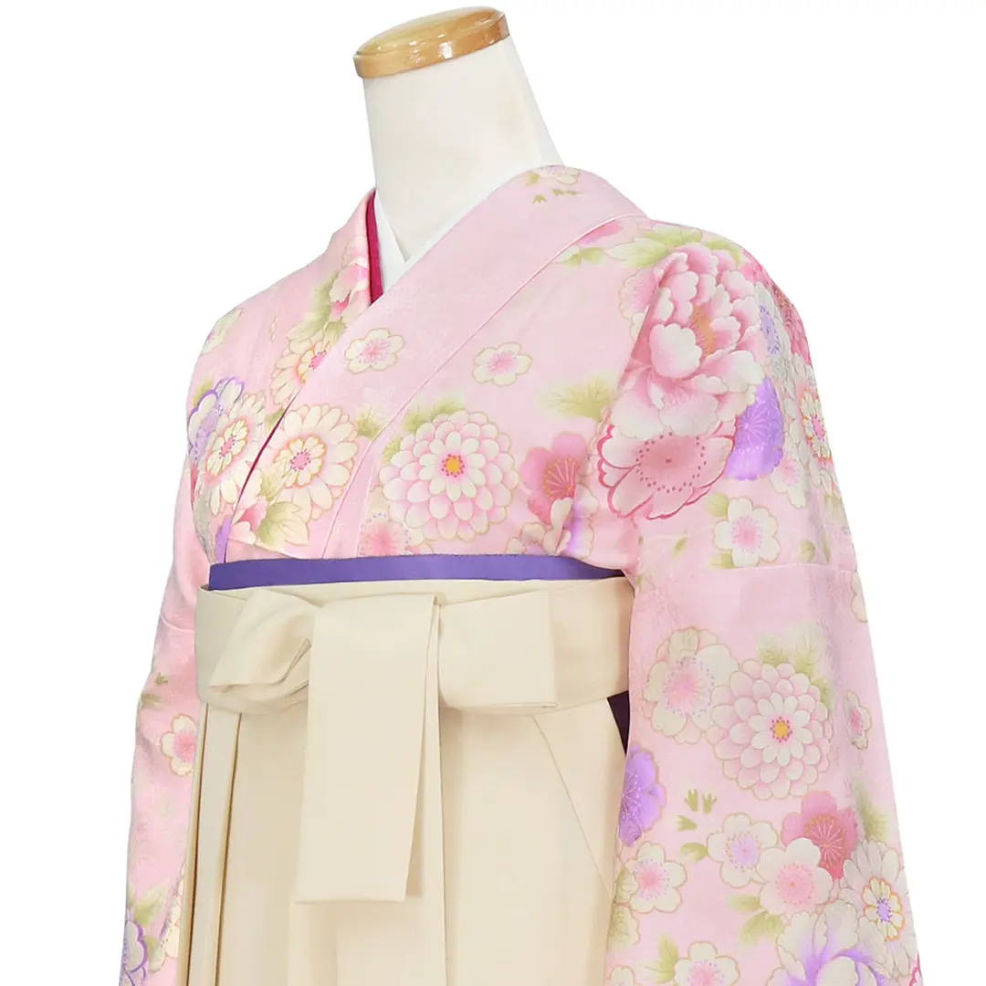 ピンク地に桜と牡丹・アイボリー袴（無地） （二尺袖）／卒業式／斜め詳細
