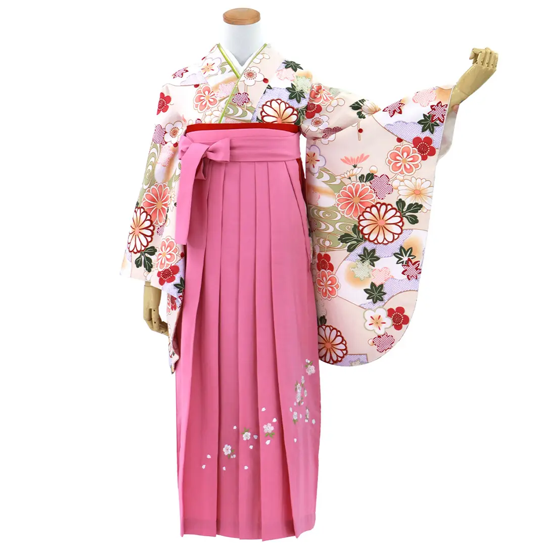 ベージュ地に地紙に菊・ピンク袴（刺繍） （二尺袖）／卒業式／正面