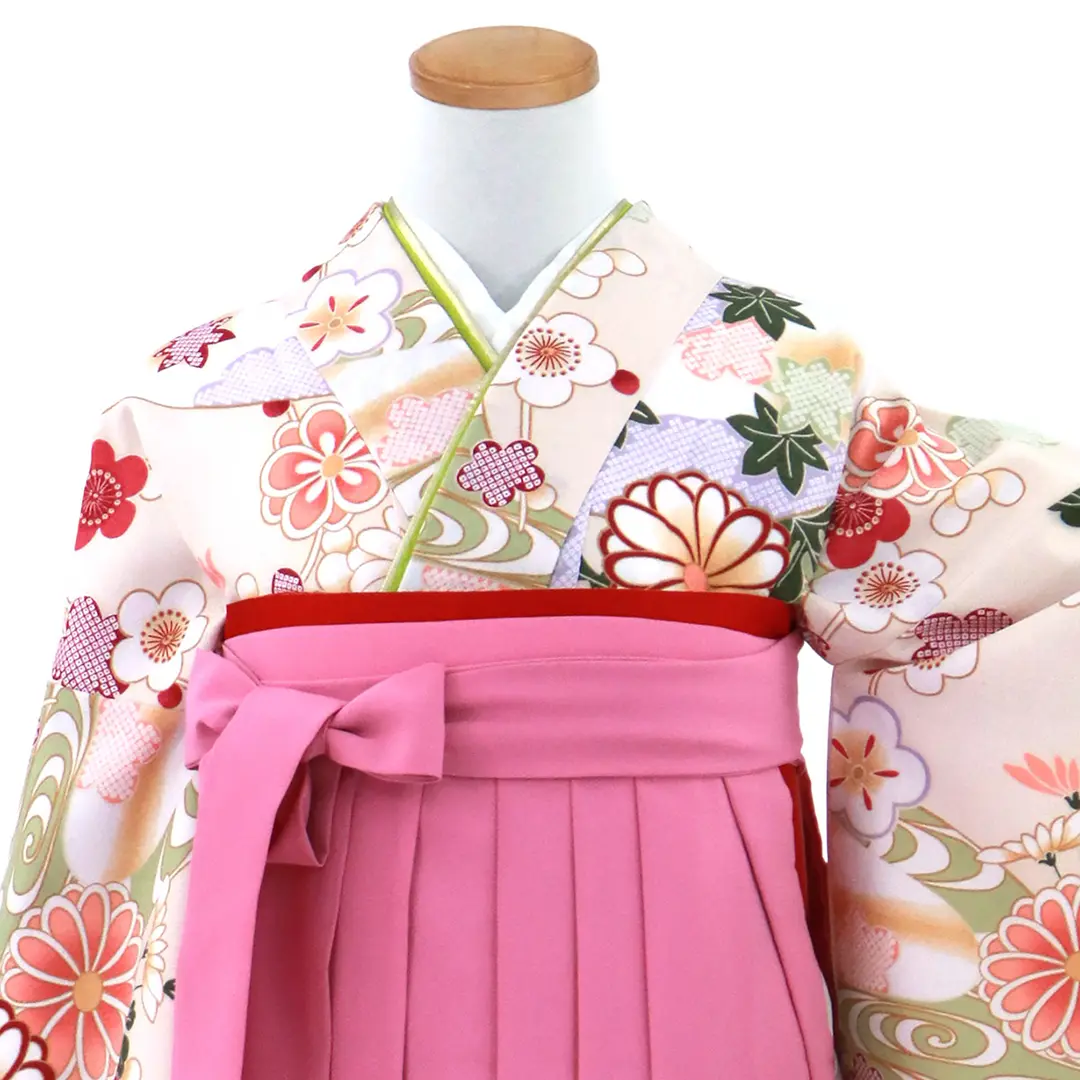 ベージュ地に地紙に菊・ピンク袴（刺繍） （二尺袖）／卒業式／正面詳細