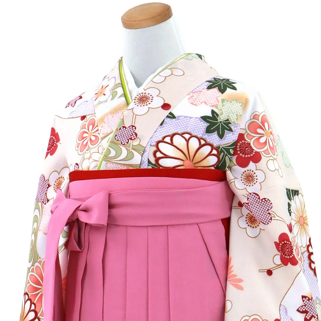 ベージュ地に地紙に菊・ピンク袴（刺繍） （二尺袖）／卒業式／斜め詳細