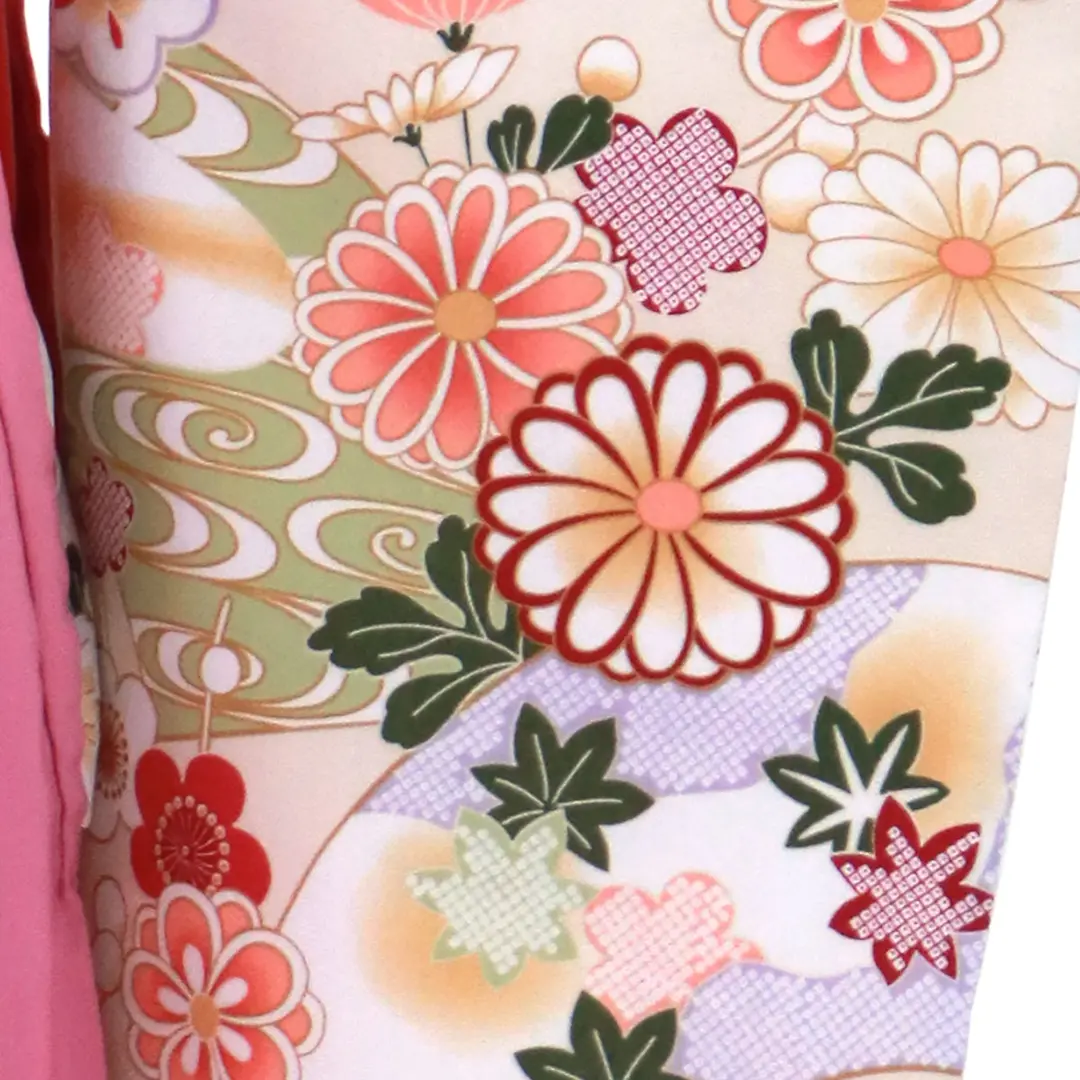 ベージュ地に地紙に菊・ピンク袴（刺繍） （二尺袖）／卒業式／柄詳細