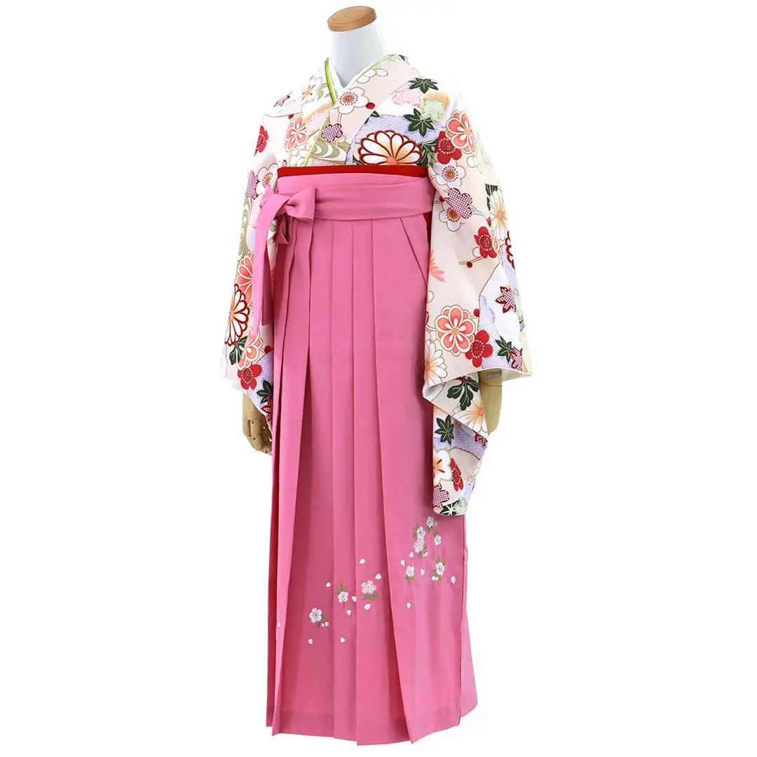 ベージュ地に地紙に菊・ピンク袴（刺繍） （二尺袖）／卒業式／斜め