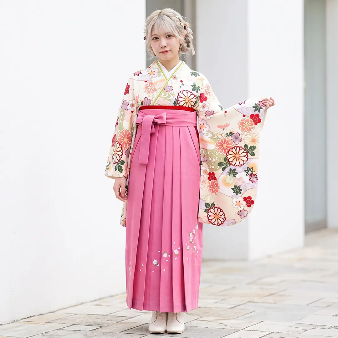 ベージュ地に地紙に菊・ピンク袴（刺繍） （二尺袖）／卒業式／着用イメージ