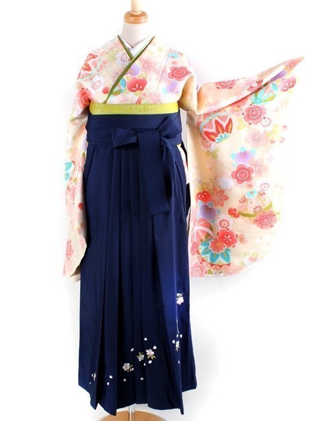 クリーム地に鞠と桜・紺袴（刺繍） （二尺袖）／卒業式