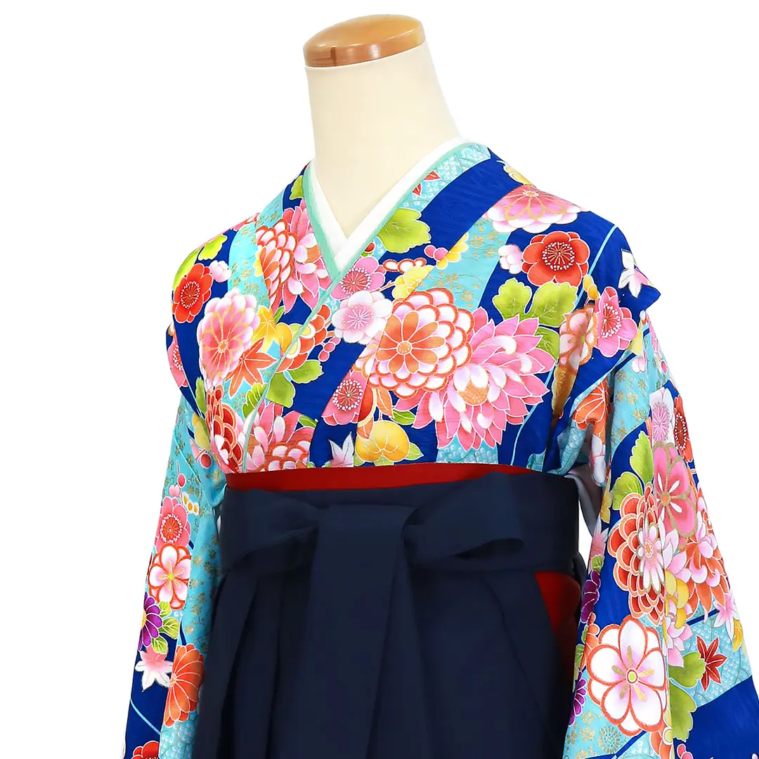 青地に矢絣と花・紺袴（刺繍）（小学生）／卒業式／斜め詳細