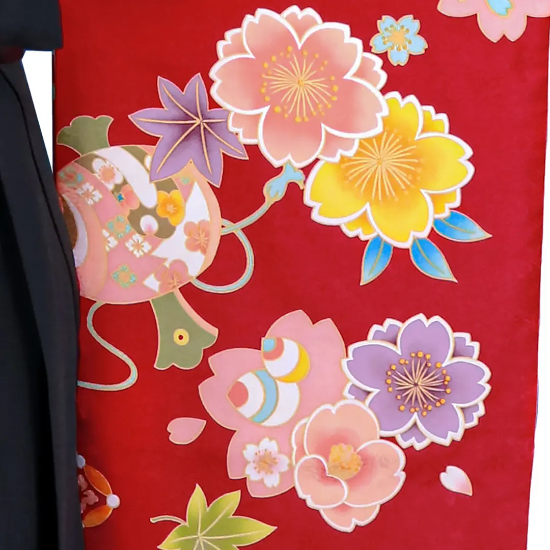 赤地に桜と宝尽くし・黒袴（刺繍）（小学生）／卒業式／柄詳細