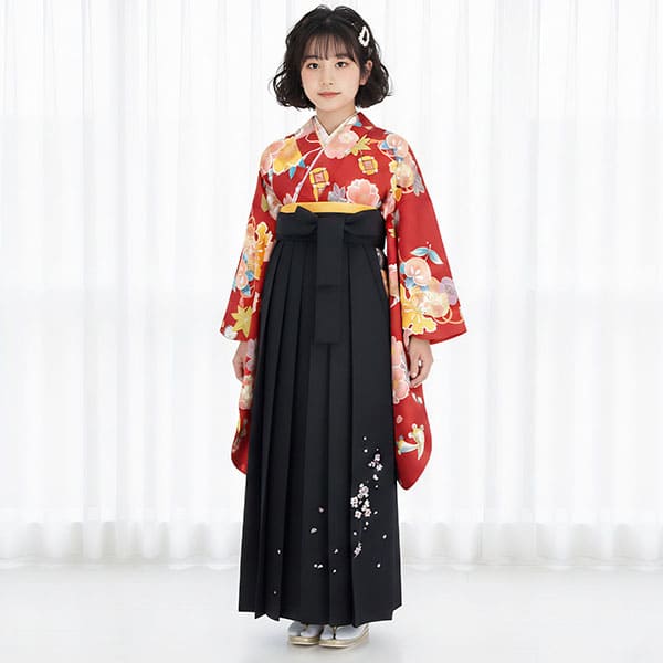 赤地に桜と宝尽くし・黒袴（刺繍） （小学生）／卒業式 | 宅配着物