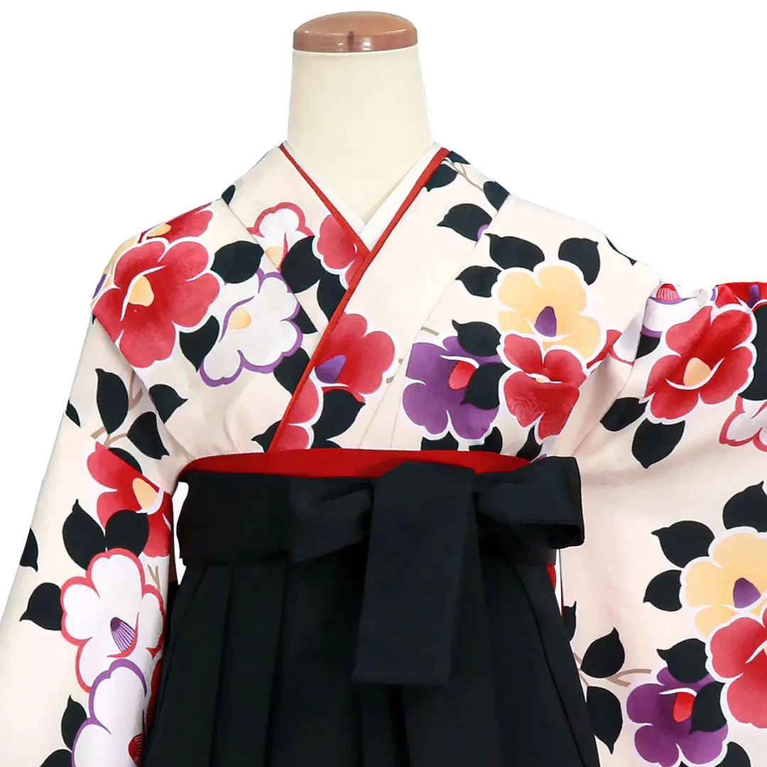 アイボリー地に椿・黒袴（刺繍）（小学生）／卒業式／正面詳細