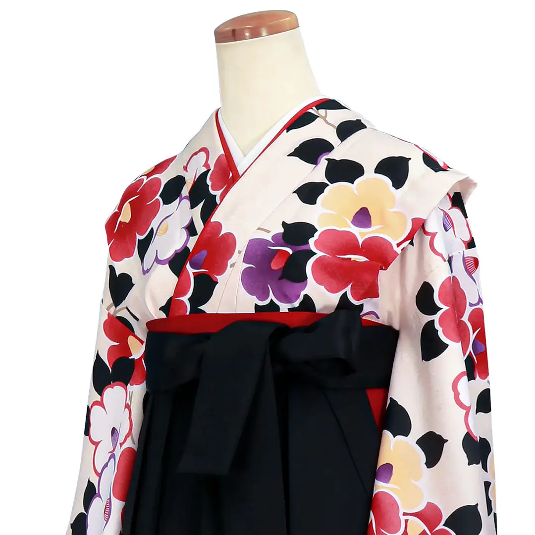 アイボリー地に椿・黒袴（刺繍）（小学生）／卒業式／斜め詳細