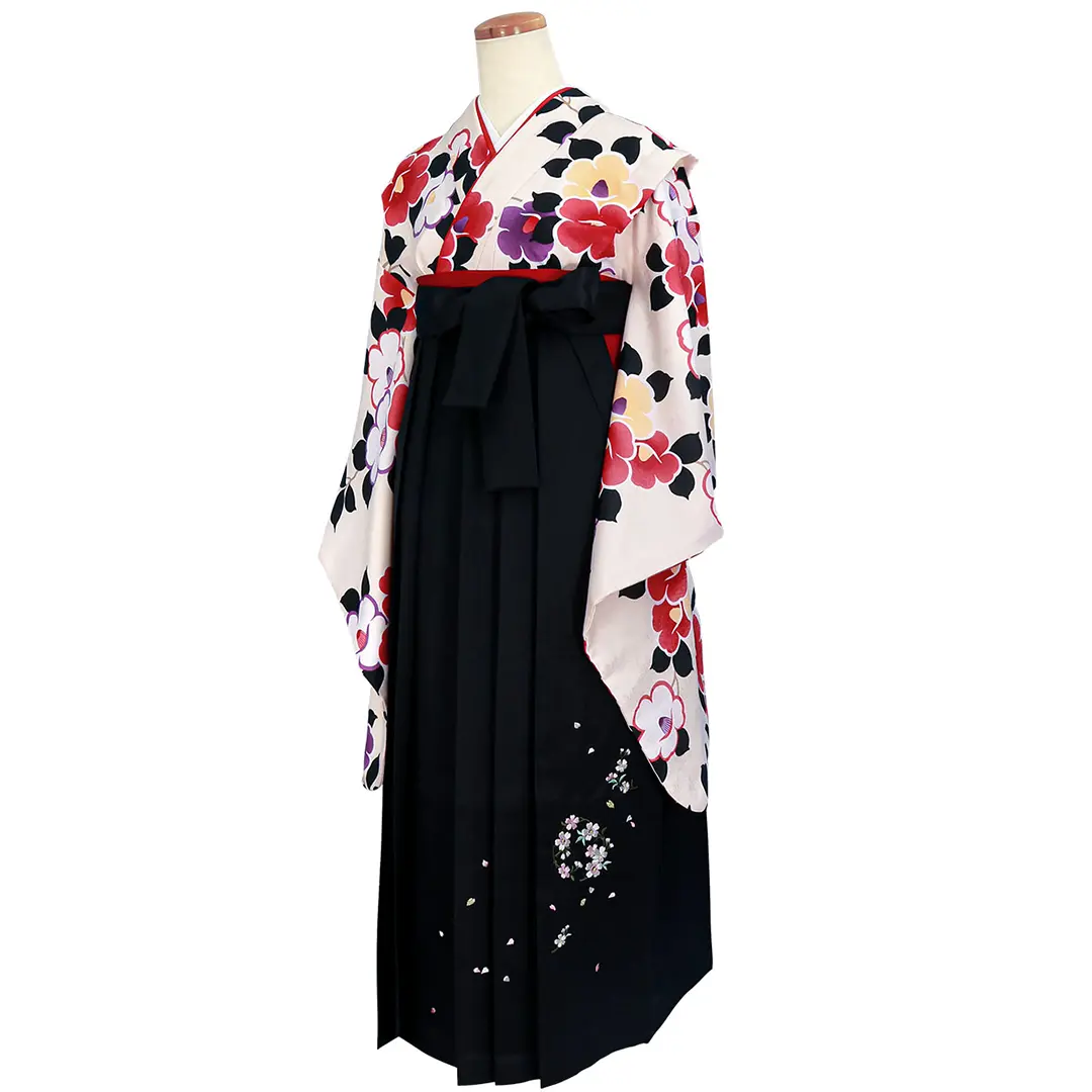 アイボリー地に椿・黒袴（刺繍） （小学生）／卒業式／斜め