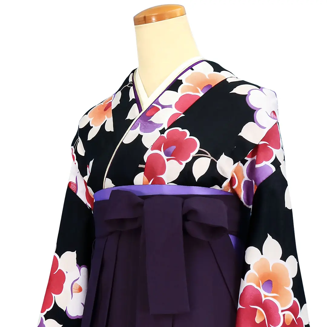 黒地に椿・紫袴（刺繍）（小学生）／卒業式／斜め詳細