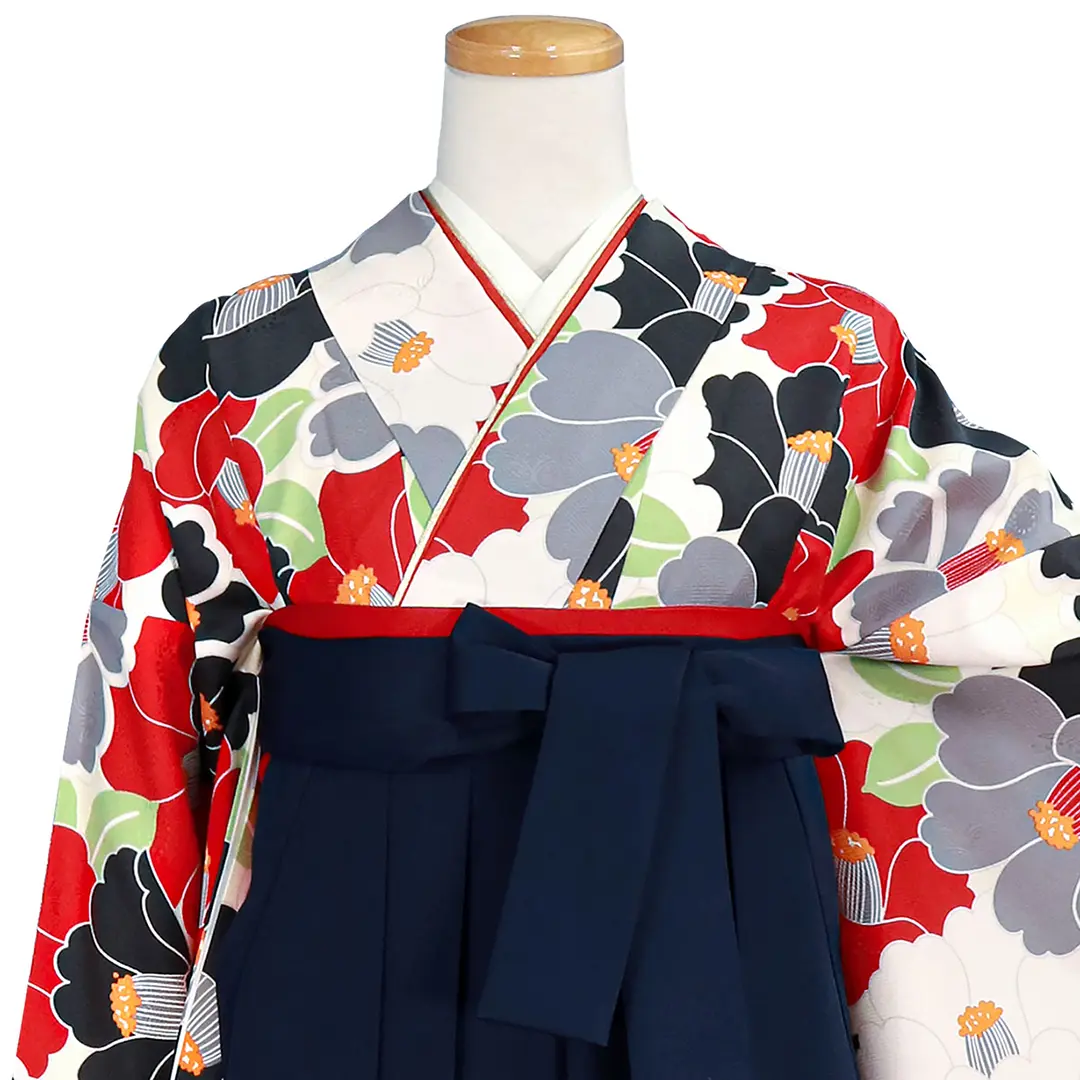白地に紅白、灰色の椿づくしの振袖・紺袴（刺繍） （振袖）／卒業式／正面詳細
