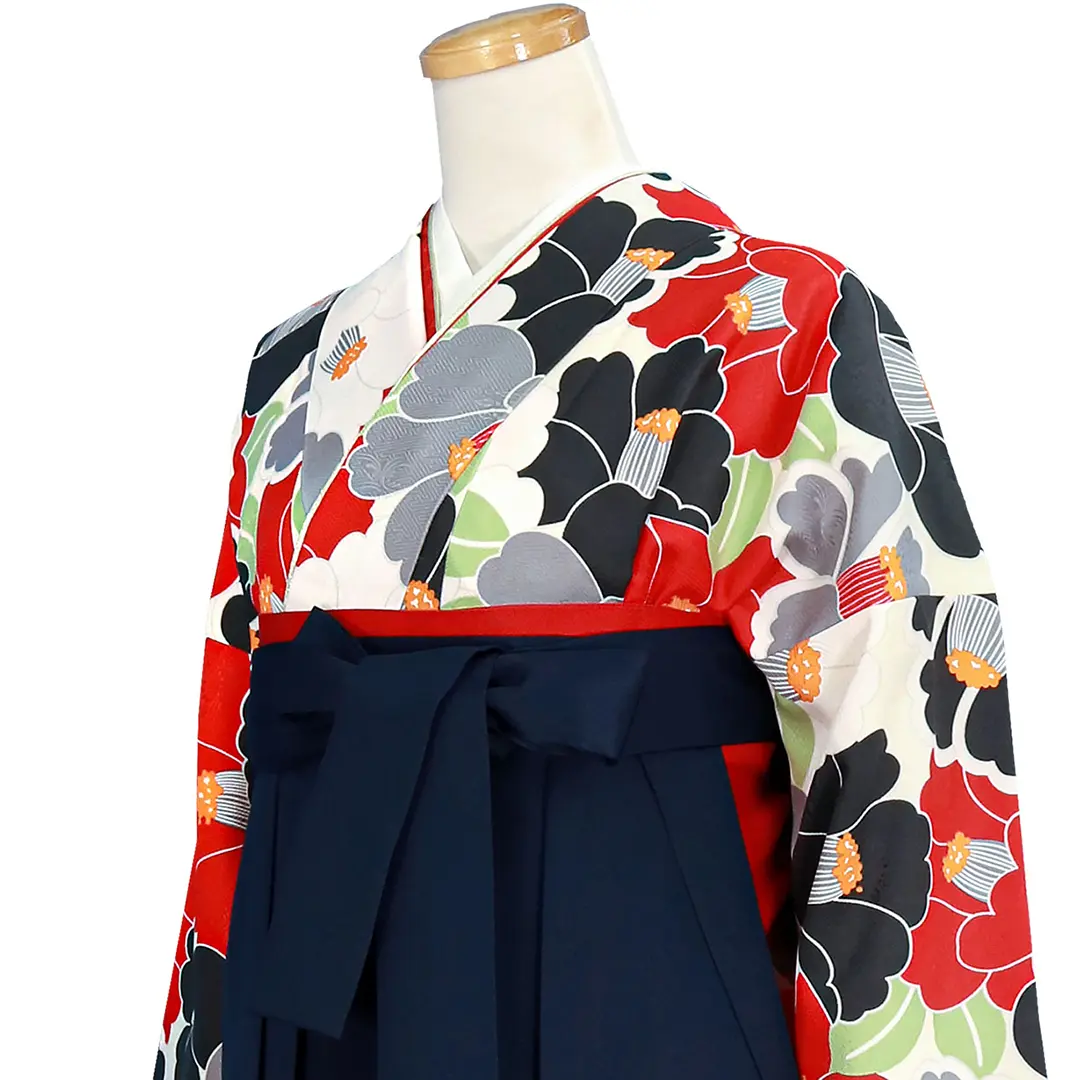 白地に紅白、灰色の椿づくしの振袖・紺袴（刺繍） （振袖）／卒業式／斜め詳細