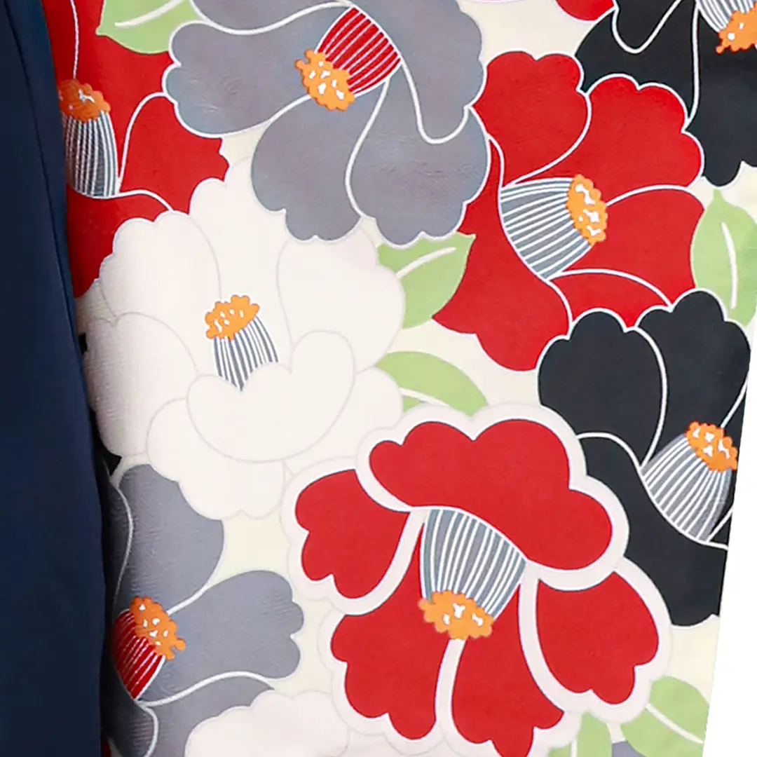 白地に紅白、灰色の椿づくしの振袖・紺袴（刺繍） （振袖）／卒業式／柄詳細