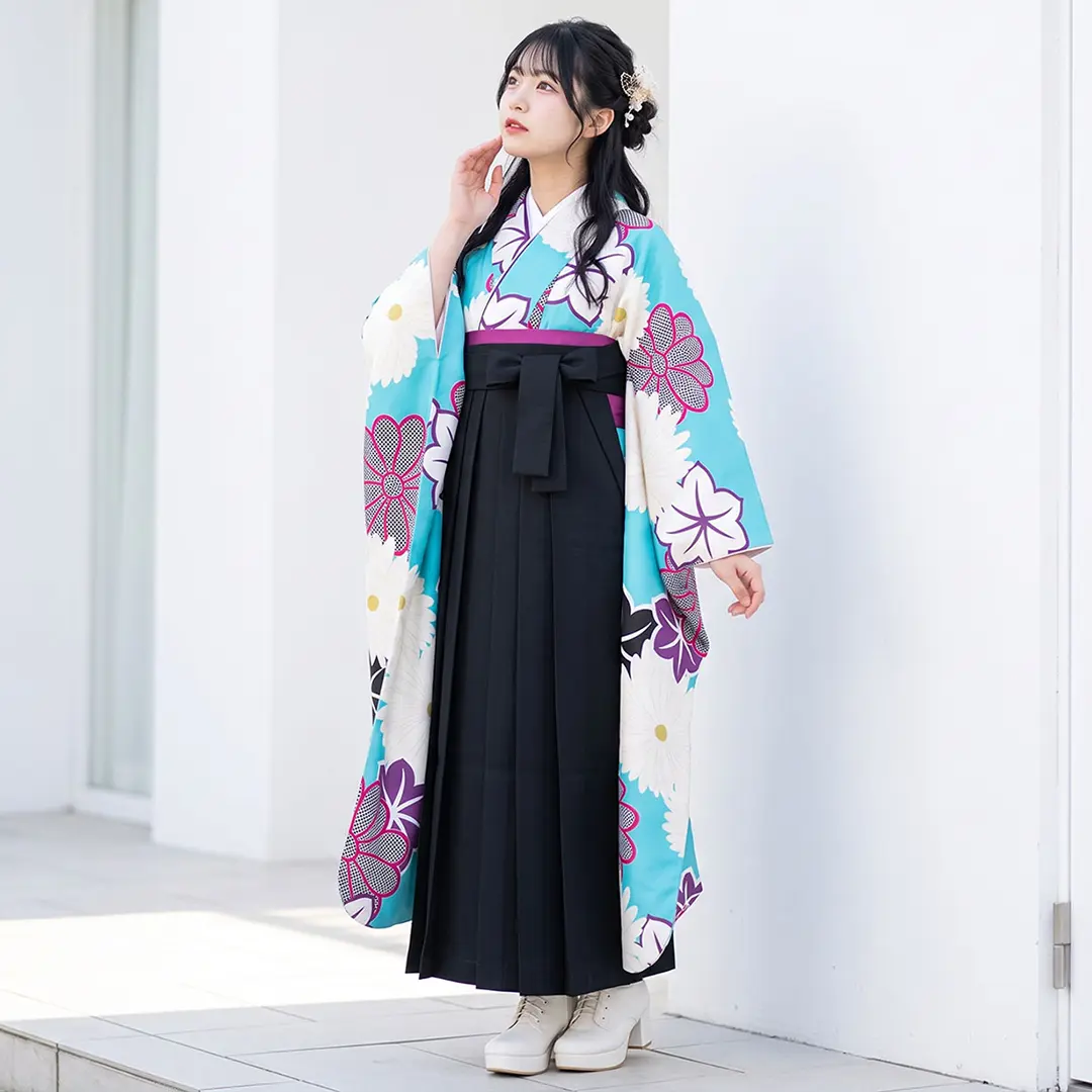 手描き風水色に菊と紅葉の振袖・黒袴（無地） （振袖）／卒業式／着用イメージ