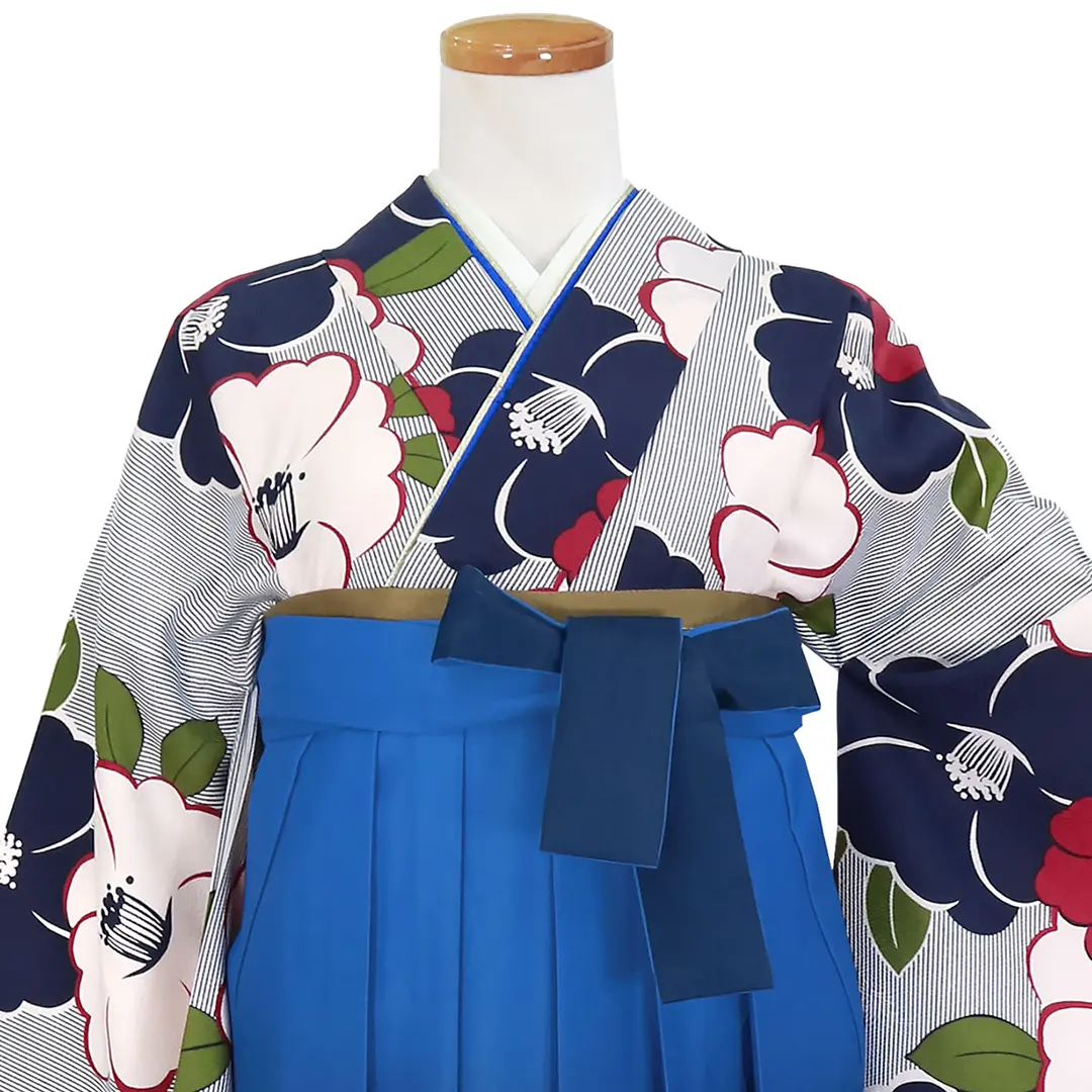 白地に紺の万筋に椿の振袖・青袴（ぼかし） （振袖）／卒業式／正面詳細