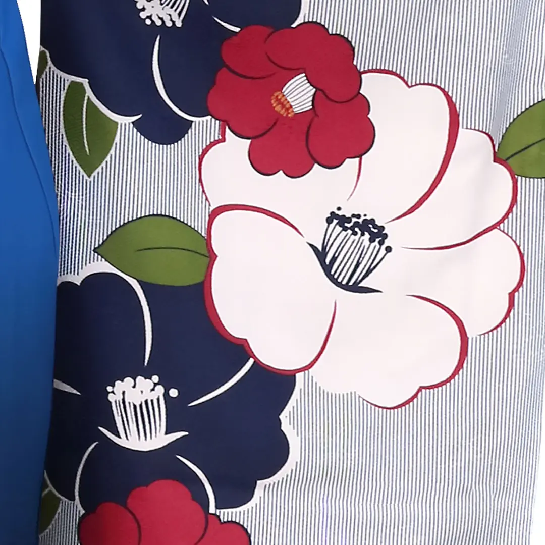 白地に紺の万筋に椿の振袖・青袴（ぼかし） （振袖）／卒業式／柄詳細