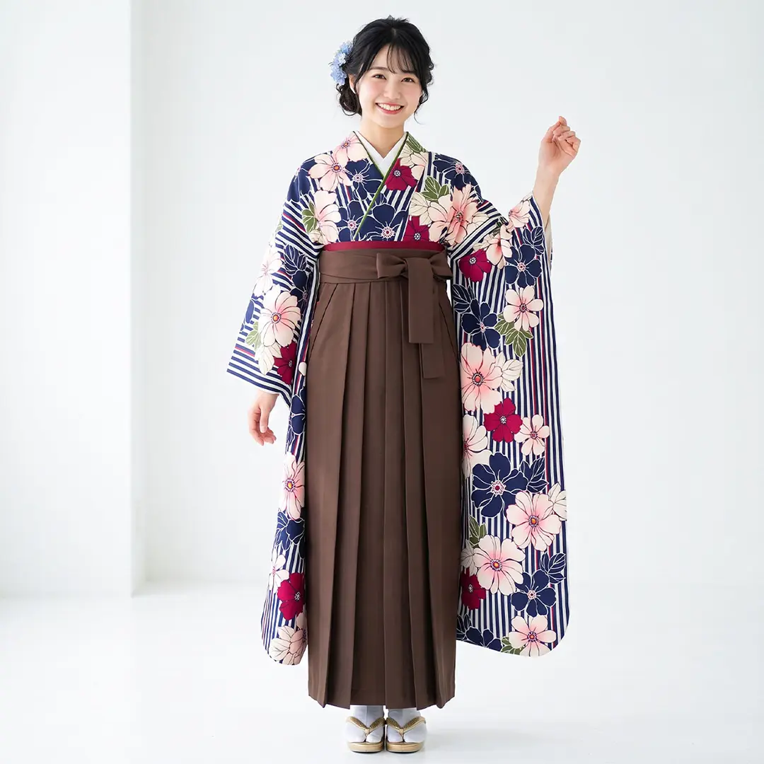 紺と白の縞に洋花の振袖・茶色袴（無地） （振袖）／卒業式 | 宅配着物