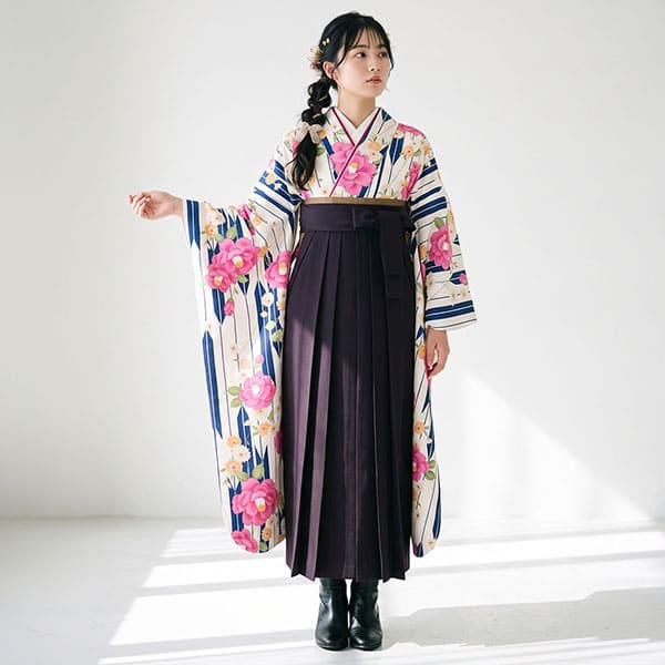 小振袖と袴(臙脂色から紺のグラデーション) クリーム地に紺の矢絣と椿と小花の振袖・紫袴（無地） （振袖）／卒業