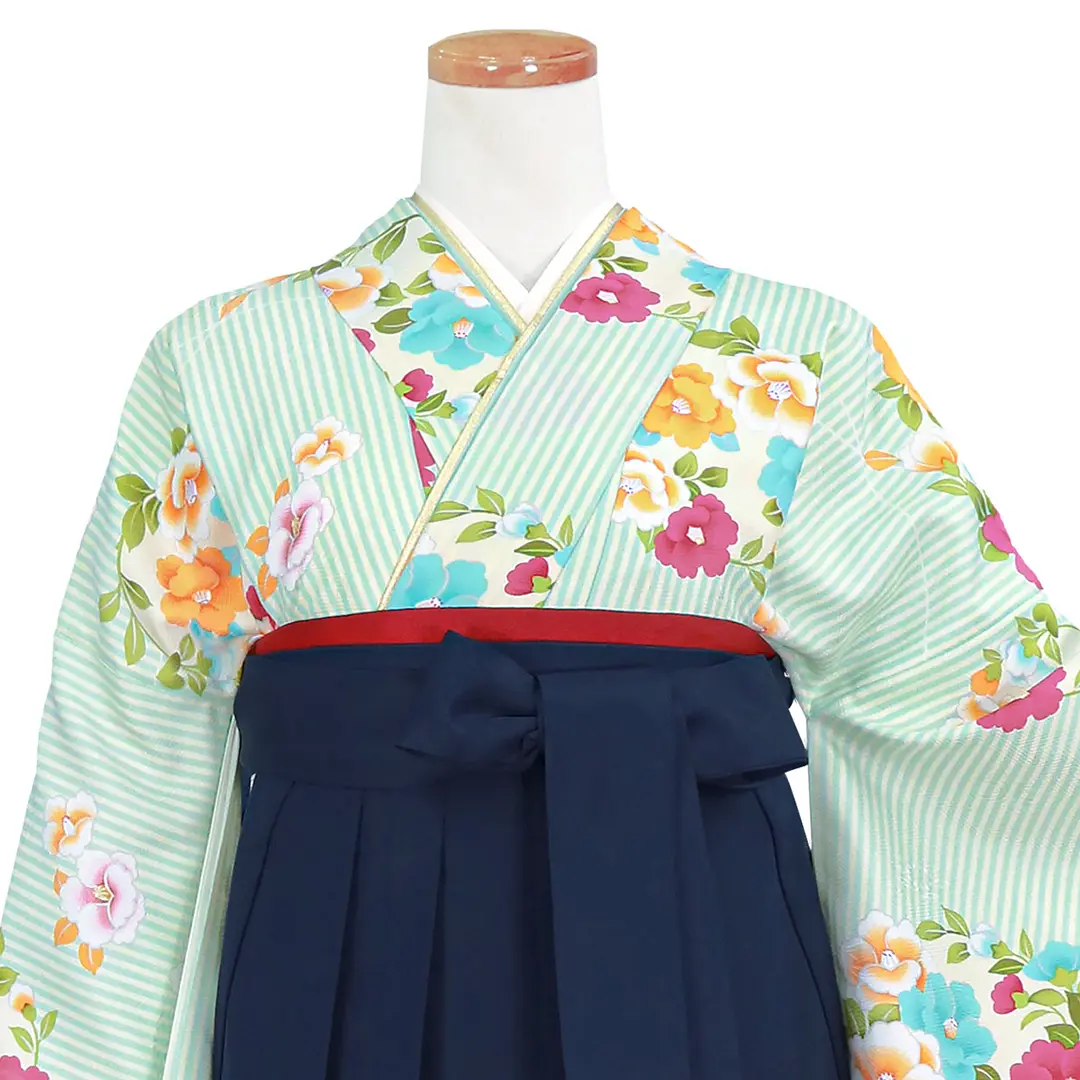 クリーム地に水色の縦縞と椿の振袖・紺袴（無地） （振袖）／卒業式