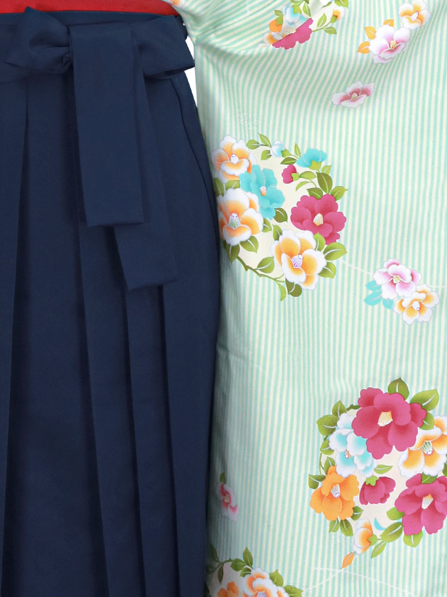 クリーム地に水色の縦縞と椿の振袖・紺袴（無地） （振袖）／卒業式