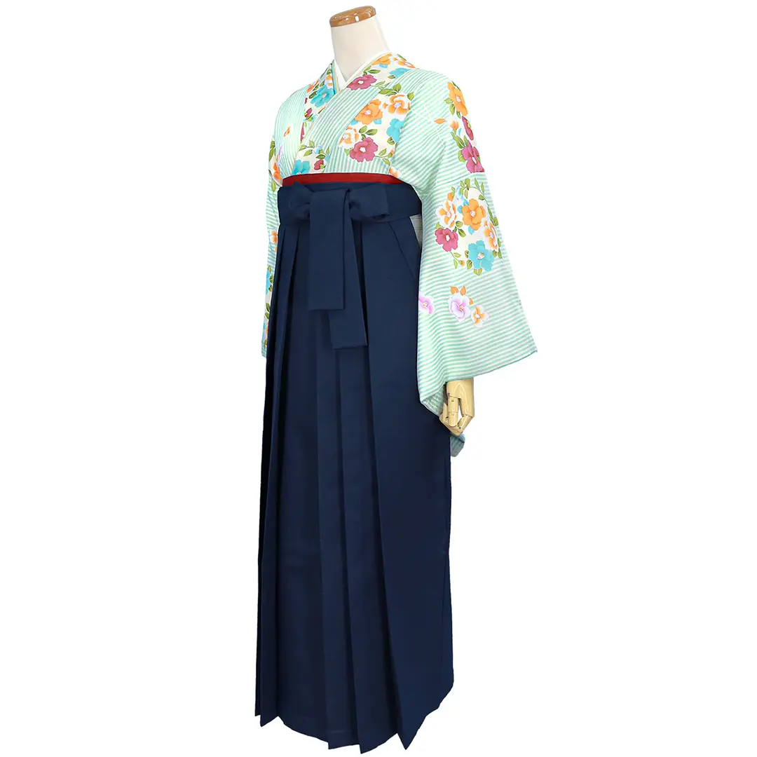 クリーム地に水色の縦縞と椿の振袖・紺袴（無地） （振袖）／卒業式