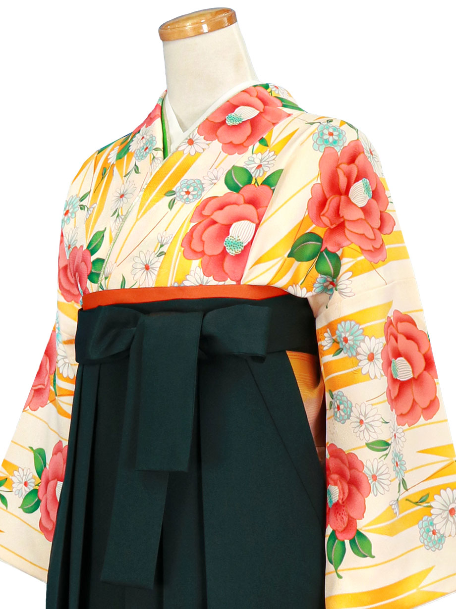 クリーム地に橙色の矢絣と椿と小花の振袖・深緑袴（無地） （振袖