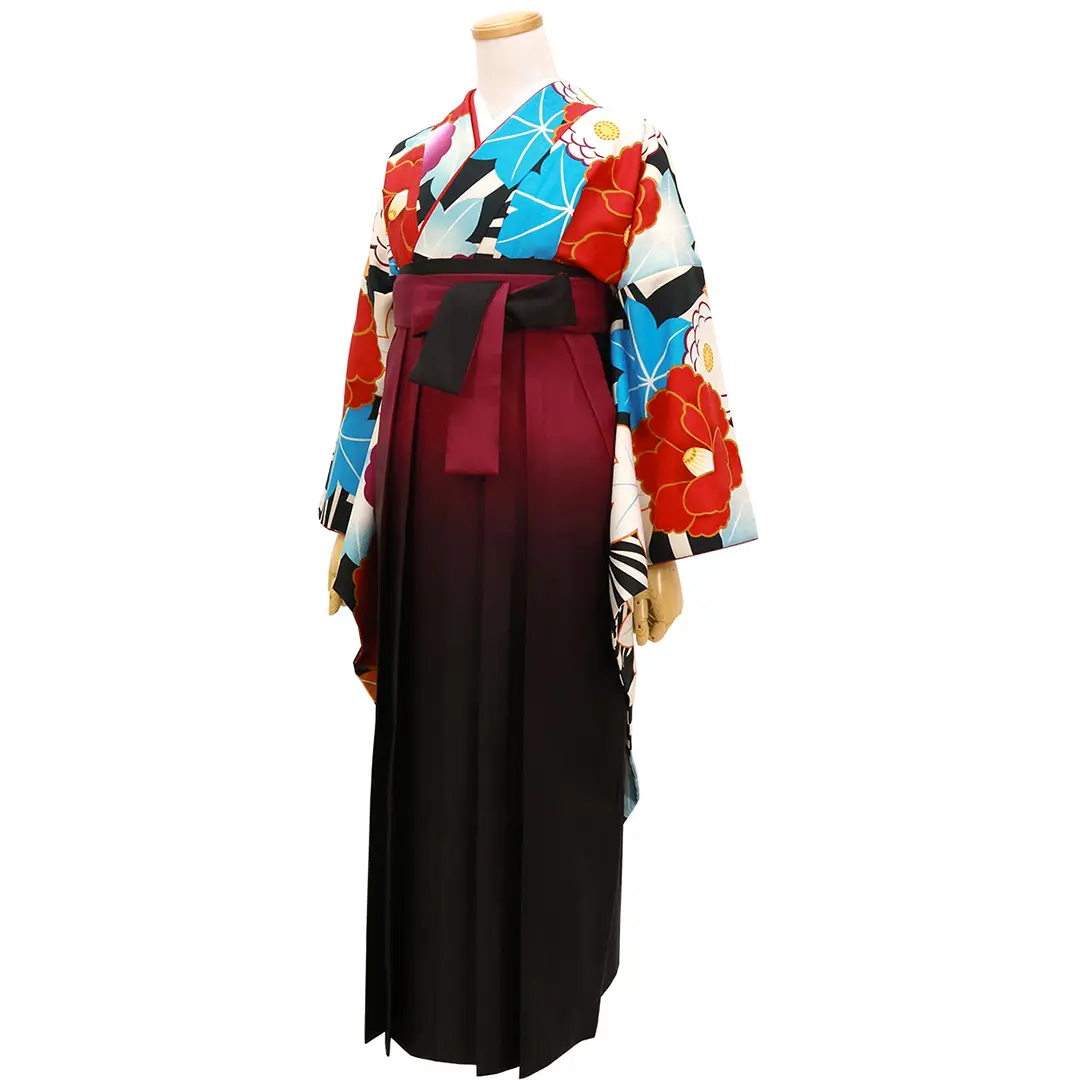 黒地に椿と紅葉の振袖・赤袴（ぼかし） （振袖）／卒業式／斜め