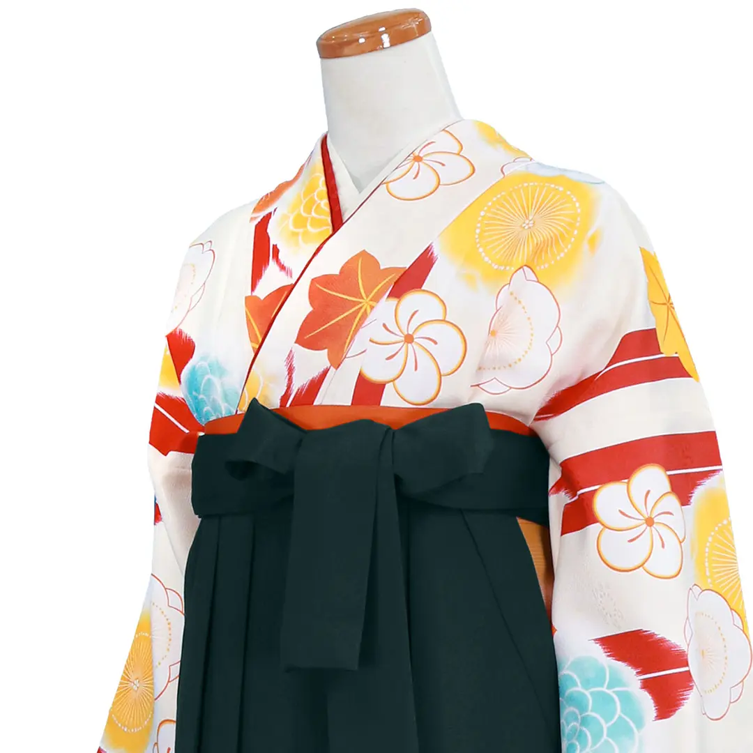 白地に赤の矢絣と梅の振袖・緑袴（刺繍） （振袖）／卒業式 | 宅配着物