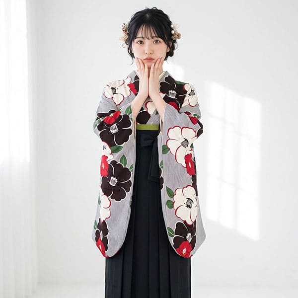 まりこさん様　平安時代十二単風羽織り+袖無し袴着物ワンピース 白地に黒の万筋に椿・黒袴（無地） （二尺袖）／卒業式 | 宅配着物