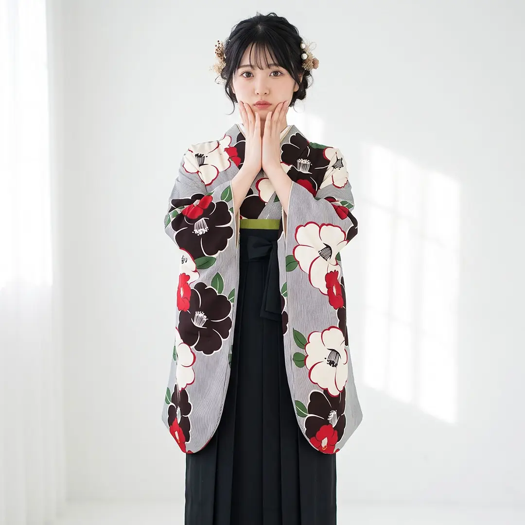 白地に黒の万筋に椿・黒袴（無地） （二尺袖）／卒業式 | 宅配着物