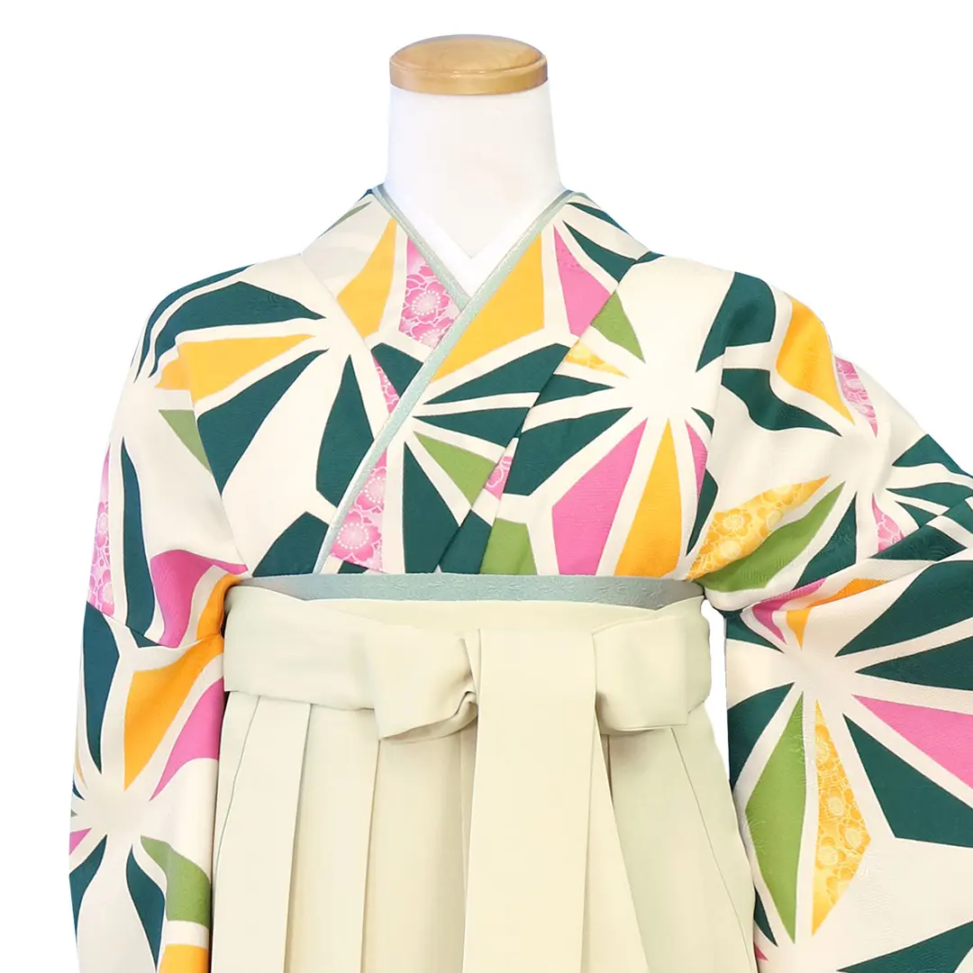 【SNS着用】クリーム地にグリーンの麻の葉・アイボリー袴（無地） （二尺袖）／卒業式／正面詳細