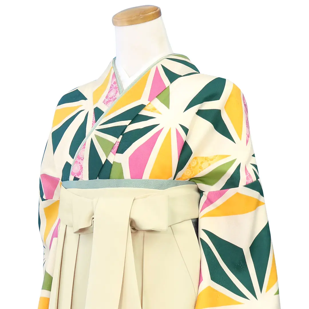 【SNS着用】クリーム地にグリーンの麻の葉・アイボリー袴（無地） （二尺袖）／卒業式／斜め詳細