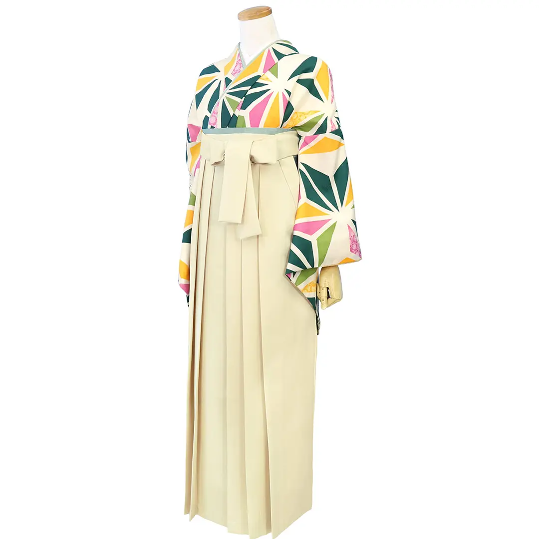 【SNS着用】クリーム地にグリーンの麻の葉・アイボリー袴（無地） （二尺袖）／卒業式／斜め