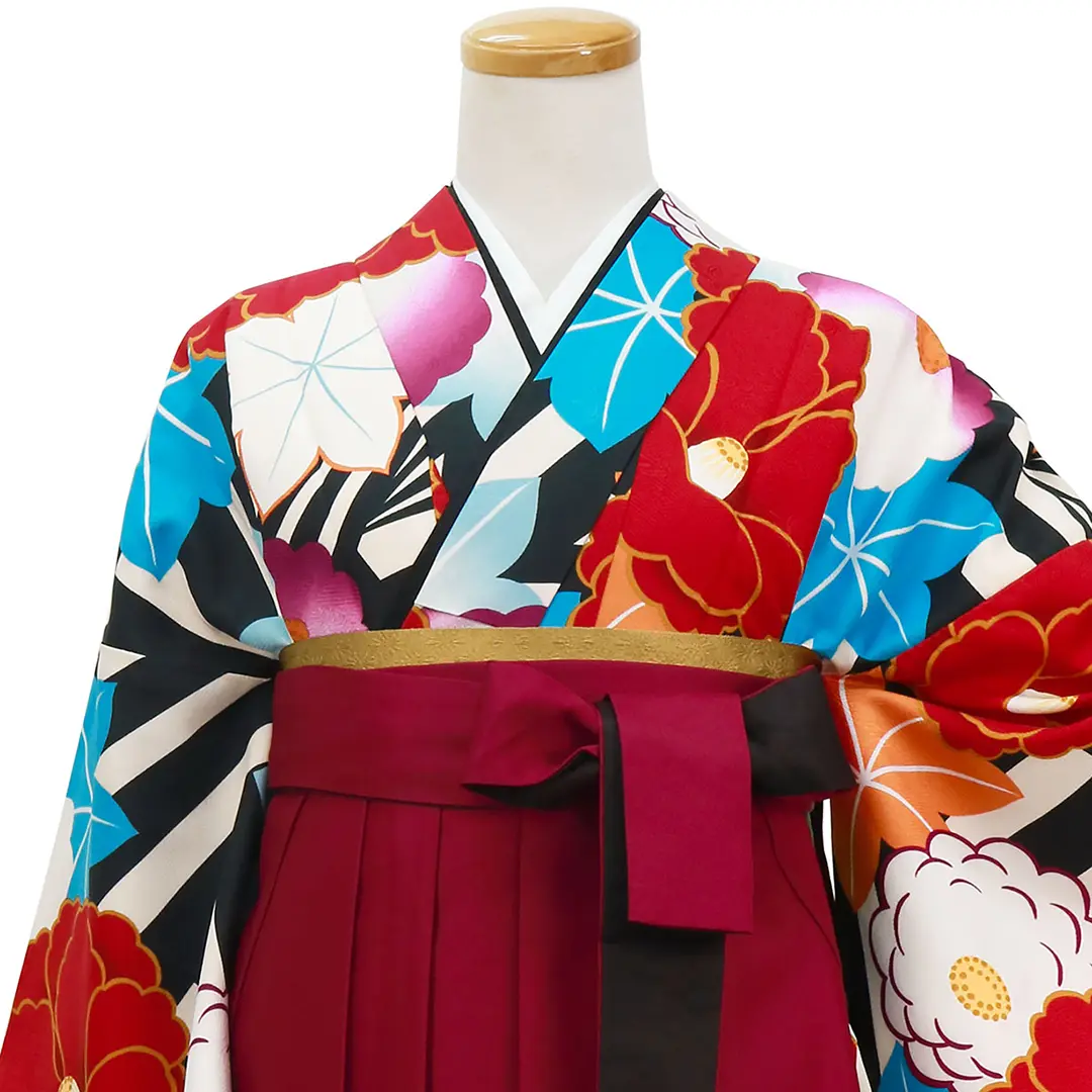 黒地に椿と紅葉・赤袴（ぼかし） （二尺袖）／卒業式／正面詳細