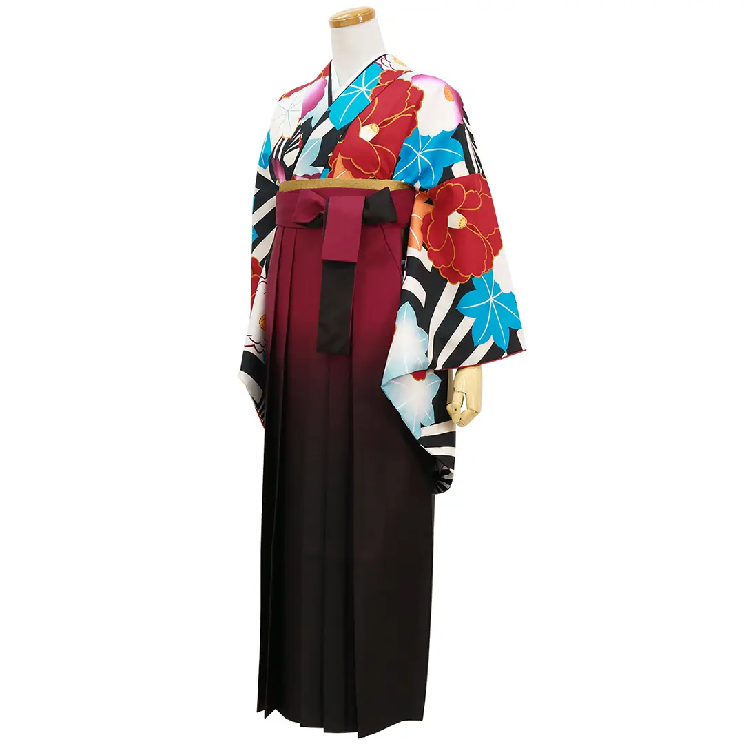 黒地に椿と紅葉・赤袴（ぼかし） （二尺袖）／卒業式／斜め