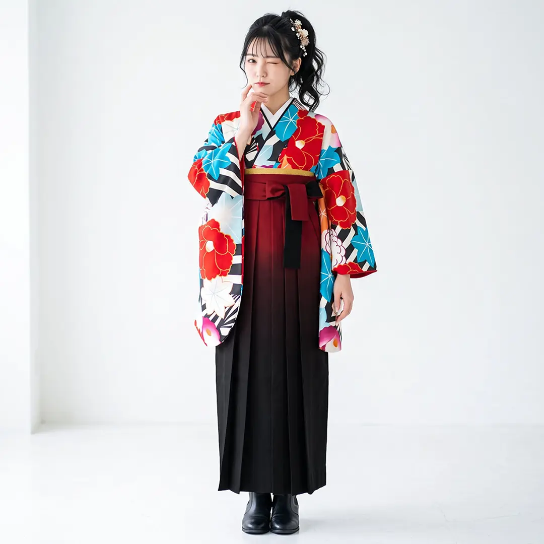黒地に椿と紅葉・赤袴（ぼかし） （二尺袖）／卒業式／着用イメージ