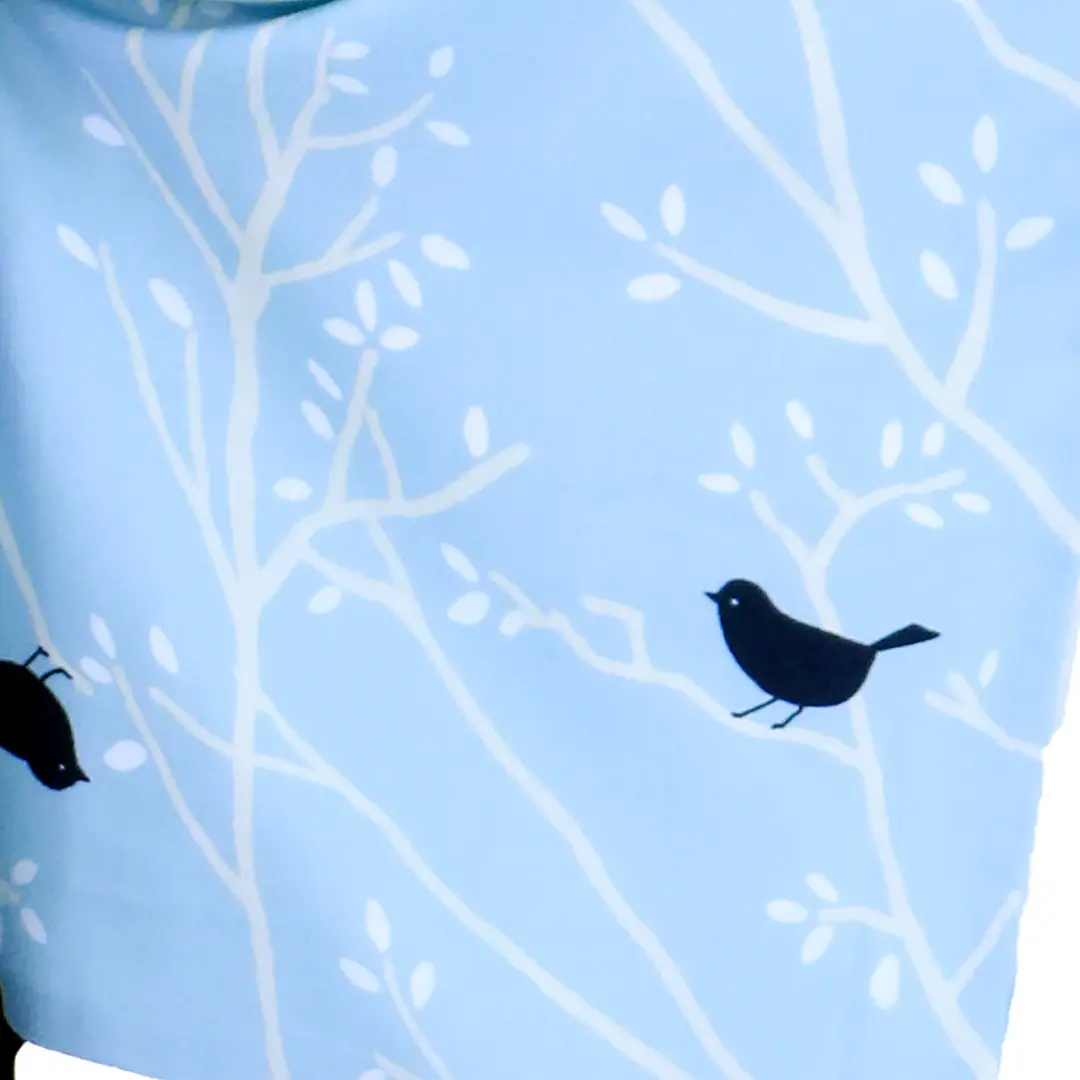 【先生におすすめ】水色地に小鳥と枝模様の小袖の着物・黒袴（無地） （小袖）／卒業式／斜め詳細