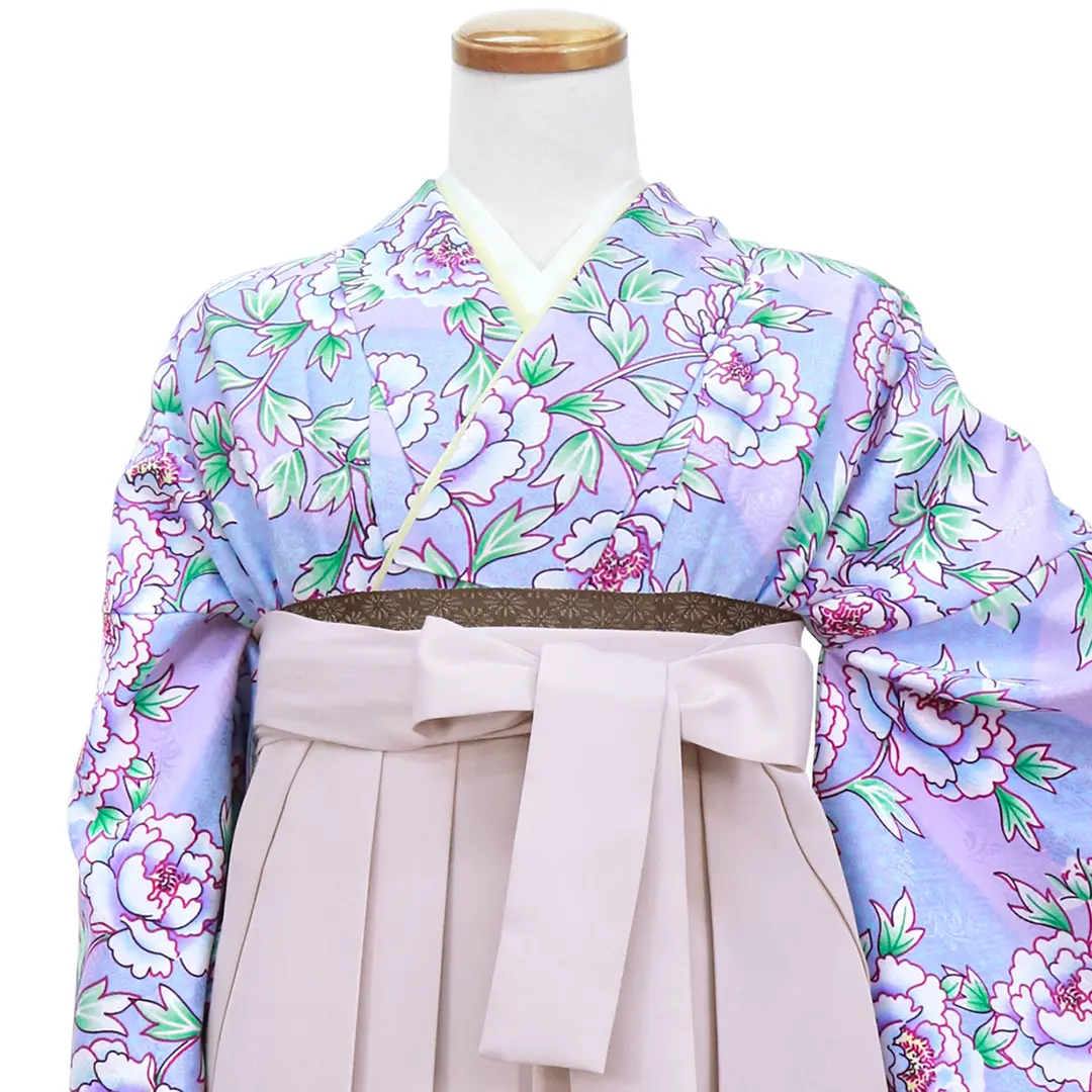 ラベンダー色に牡丹・くすみピンク袴（無地） （小袖）／卒業式／正面詳細