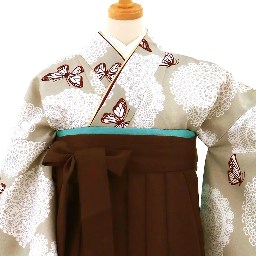グレージュ地にレースと蝶の小袖の着物・茶色袴（無地） （小袖）／卒業式／正面詳細