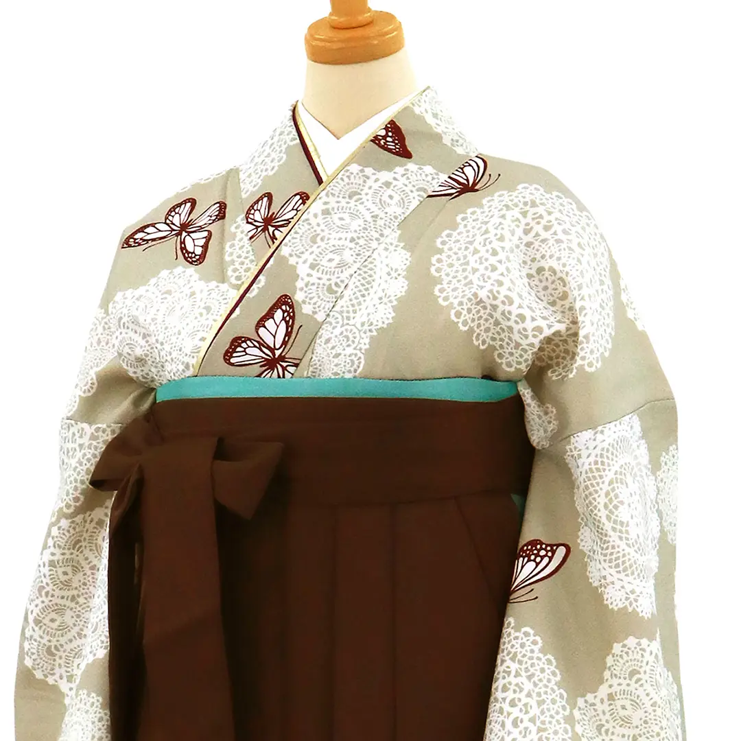 グレージュ地にレースと蝶の小袖の着物・茶色袴（無地） （小袖）／卒業式／斜め詳細