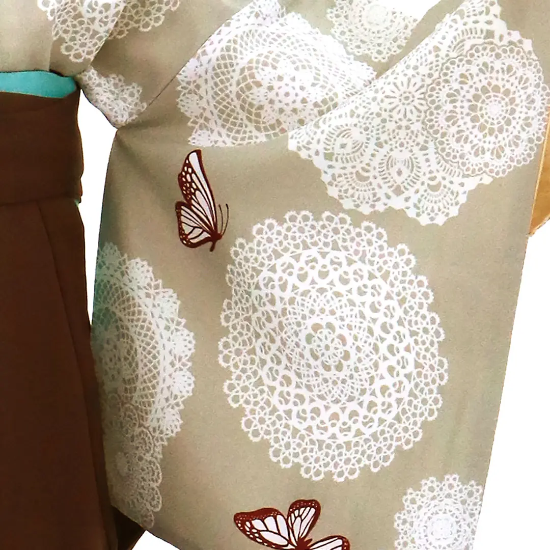グレージュ地にレースと蝶の小袖の着物・茶色袴（無地） （小袖）／卒業式／柄詳細