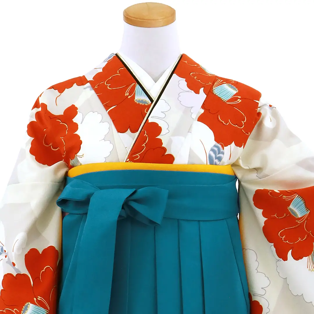 アイボリーに紅白の椿の小袖の着物・青袴（無地） （小袖）／卒業式