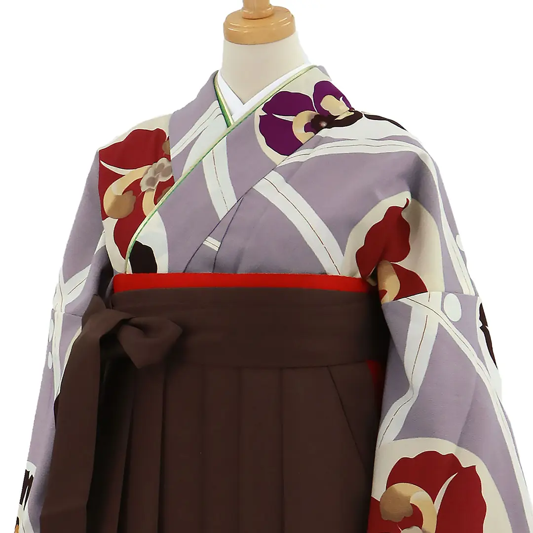 グレーに三色の蘭の小袖の着物・茶色袴（無地） （小袖）／卒業式／斜め詳細