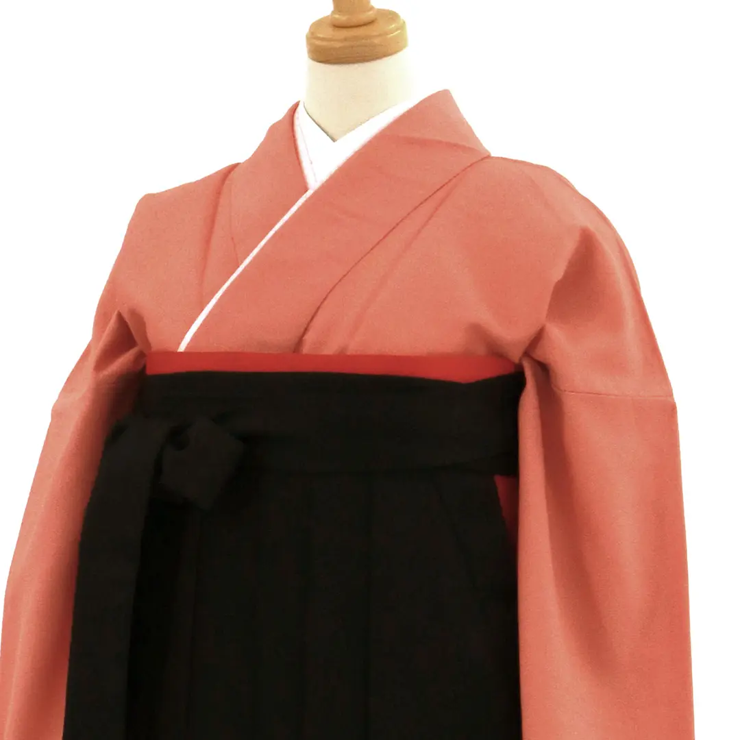 【先生におすすめ】薄紅色の色無地・黒袴（無地） （小袖）／卒業式／斜め詳細